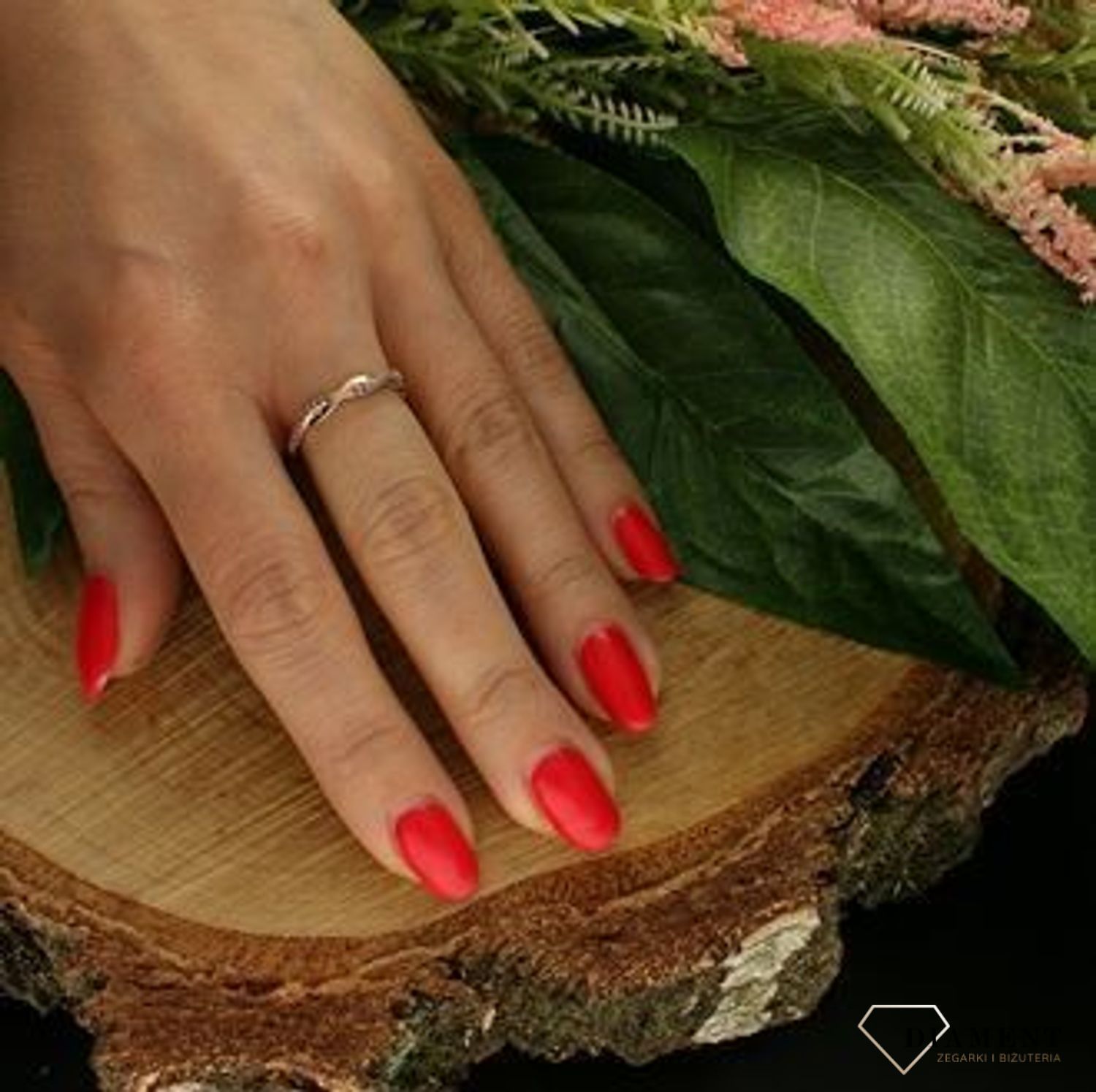 Złoty pierścionek 333 różowa cyrkonia PI 6056E 333. Elegancki pierścionek o nietypowej formie. Pierścionek wysadzany drobnymi cyrkoniami w kolorze różowym.  Pierścionek z 8-karatowego żółtego złota. Dodatek łączy w sobie symbolikę krusz (1).jpg